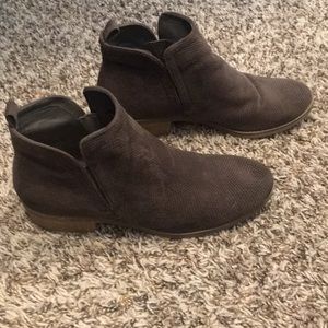 Women’s ankle booties